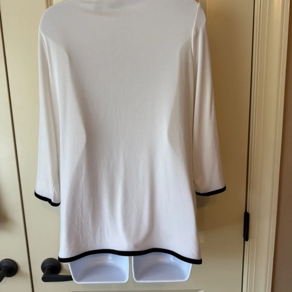 Chico's size 2 Traveler Collection Top (Large/12) - Picture 4 of 9
